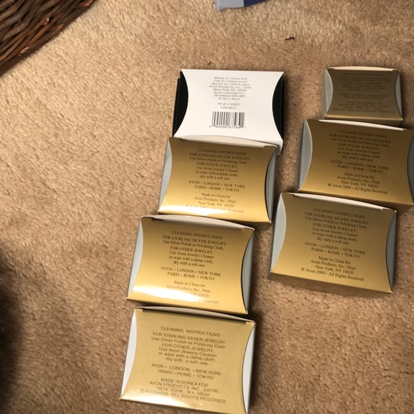 Avon Bracelet and Gift Set Bundle.  7 Bracelets. 10 Gift Sets. - Picture 3 of 6